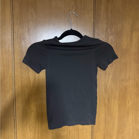 SKIMS Soft Smoothing T-Shirt - Picture 3 of 4